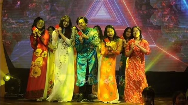 Overseas Vietnamese across continents celebrate traditional New Year -0