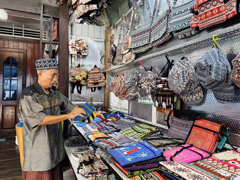 Exploring the Cham brocade weaving village of Chau Phong in An Giang -8