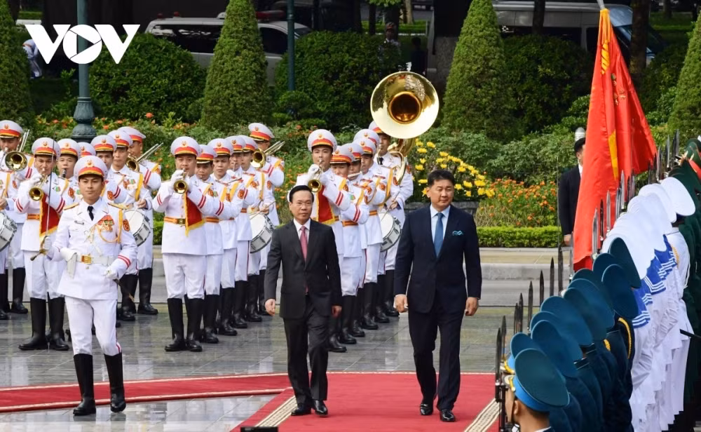 Mongolian President warmly welcomed in Hanoi on State visit to Vietnam -0