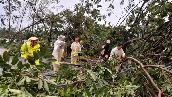 Police support mountainous people in overcoming consequences of rainstorms ảnh 3