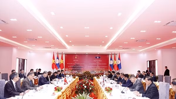 Vietnamese and Lao police forces ensure order security along shared borderline ảnh 3