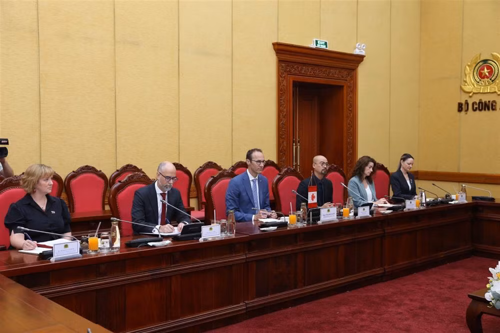 Deputy Minister Luong Tam Quang receives Canadian Deputy Minister of Foreign Affairs - 1