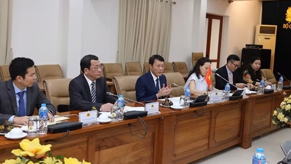 Vietnam, US further promote financial cooperation ảnh 3
