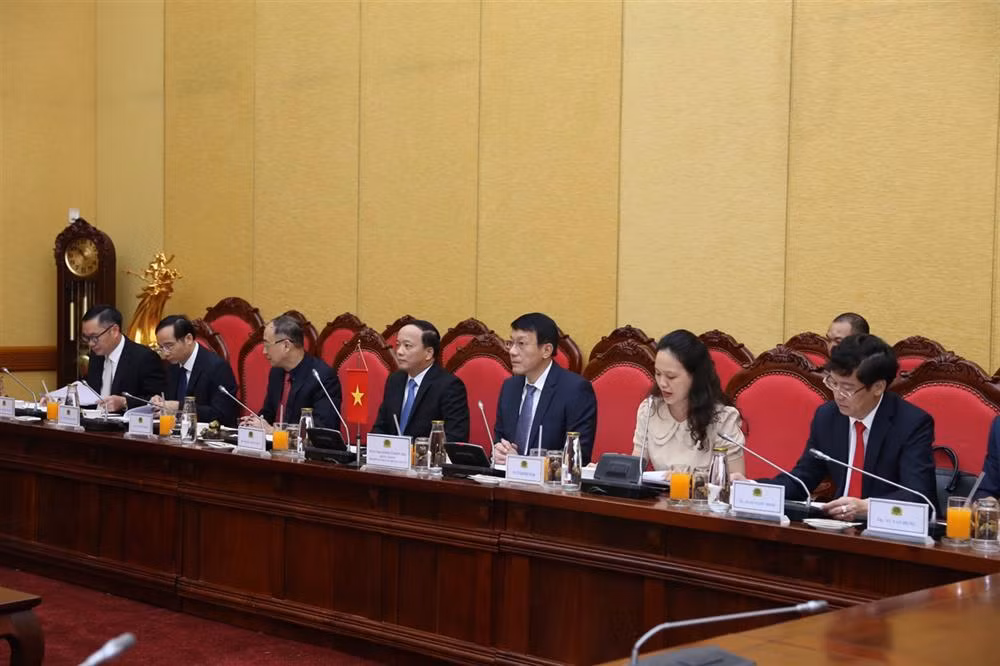 Deputy Minister Luong Tam Quang receives Canadian Deputy Minister of Foreign Affairs - 0