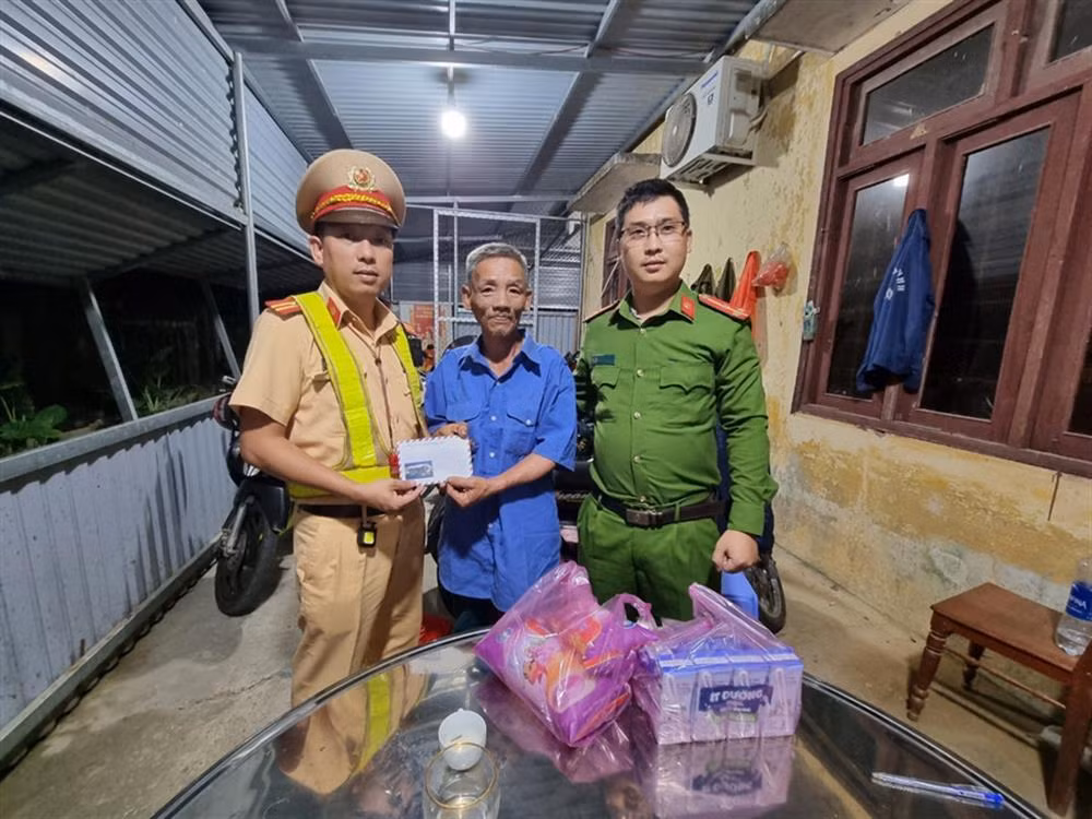 Quang Ngai police help a poor man return home -0