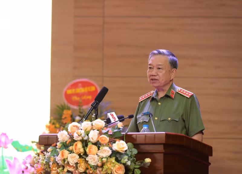 Minister To Lam presents “Fatherland Protection” Order to Public Security Ceremonial Troupe -0