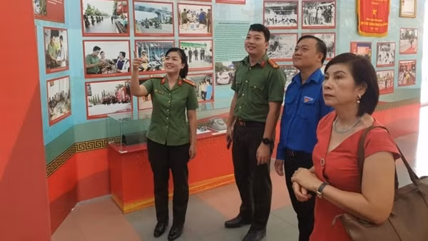 Colorful artist exhibition celebrates National Day in style ảnh 2