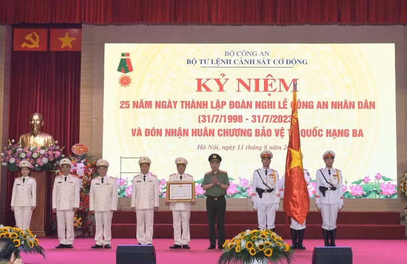 Minister To Lam presents “Fatherland Protection” Order to Public Security Ceremonial Troupe -0