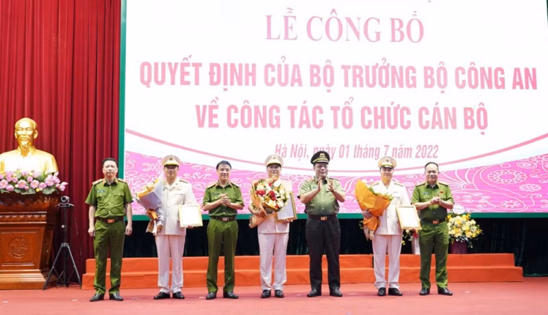 3 vice police chiefs of Hanoi appointed -0