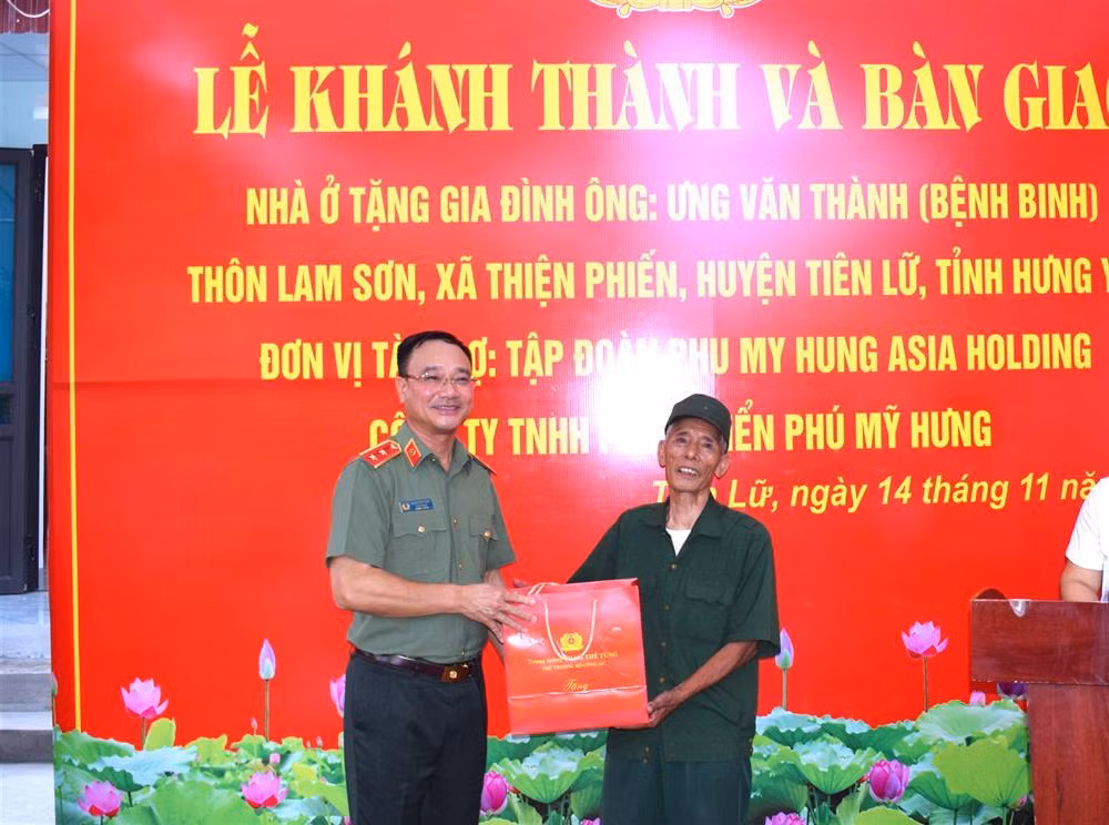 Deputy Minister Pham The Tung hands over “Great Unity” house to people with meritorious services -0