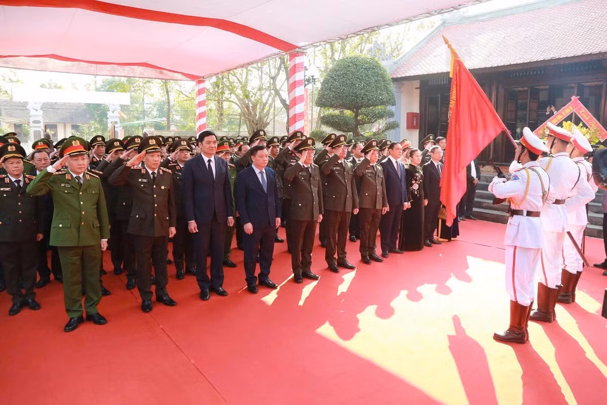 MPS leadership pays tribute to late Minister Tran Quoc Hoan -0