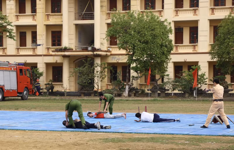 Over 700 police officers complete in police line-up regulations and martial arts -0