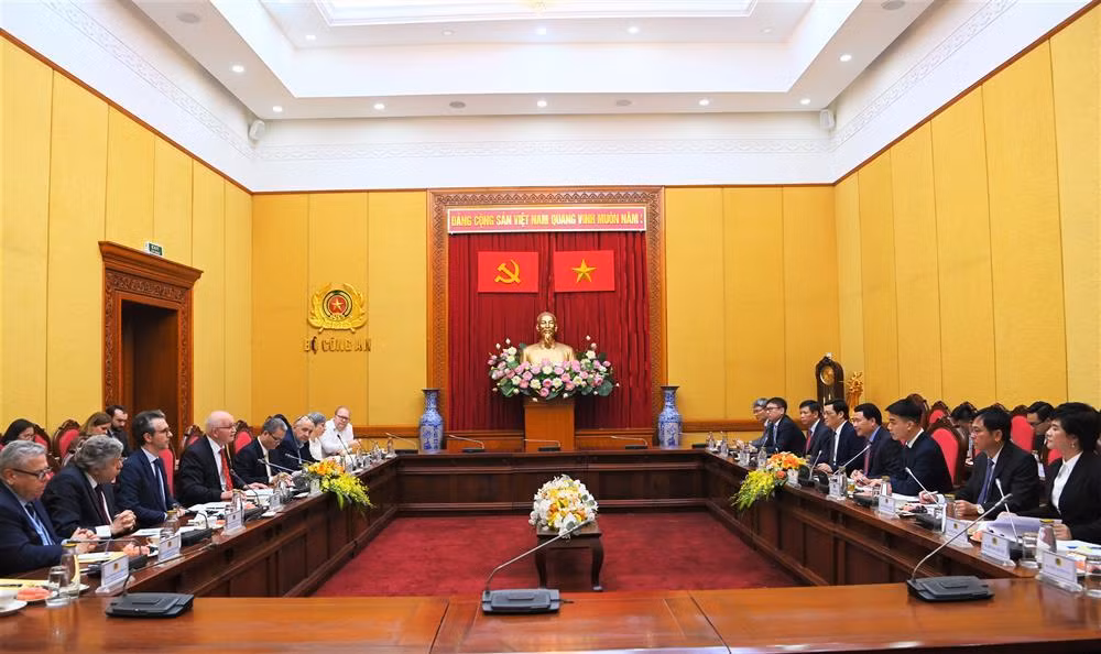 Deputy Minister Le Quoc Hung receives EU official -0