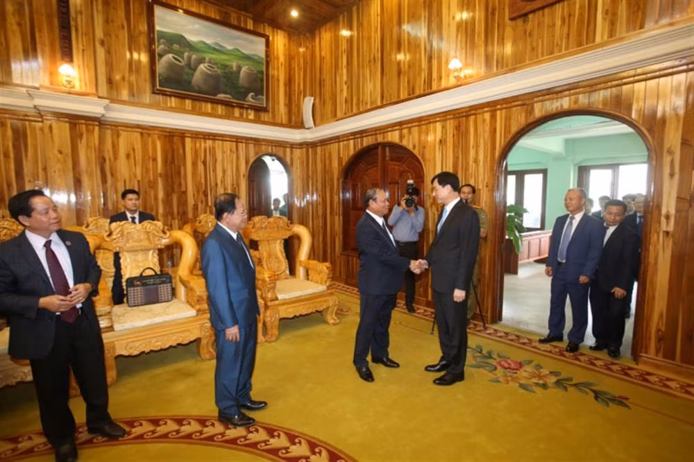 Deputy Minister Nguyen Duy Ngoc pays courtesy visit to Deputy Prime Minister and Minister of Public Security of Laos -0
