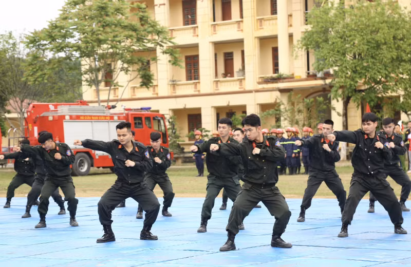 Over 700 police officers complete in police line-up regulations and martial arts -3