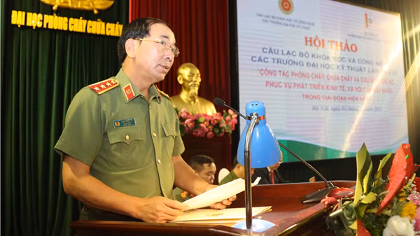 Minister To Lam visits fire and rescue force of Dong Da District Police Station ảnh 4
