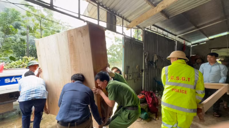 Nghe An police assist people in overcoming aftermath of storm and flood -2