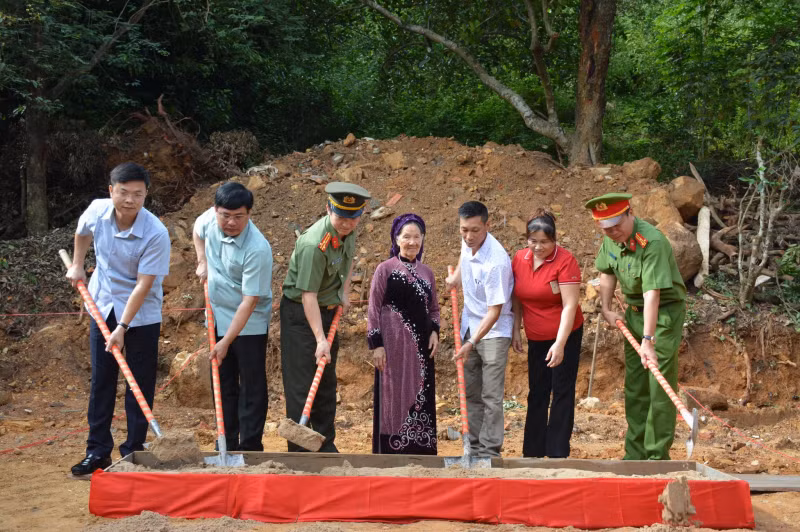 Quang Ninh police build gratitude house for family of fallen police officers -0