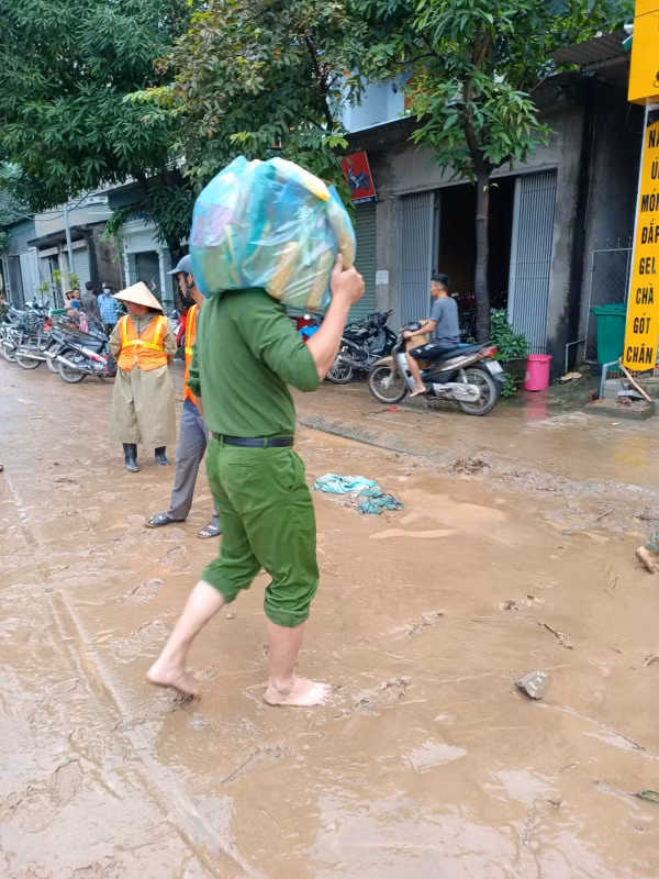Nghe An police assist people in overcoming aftermath of storm and flood -1