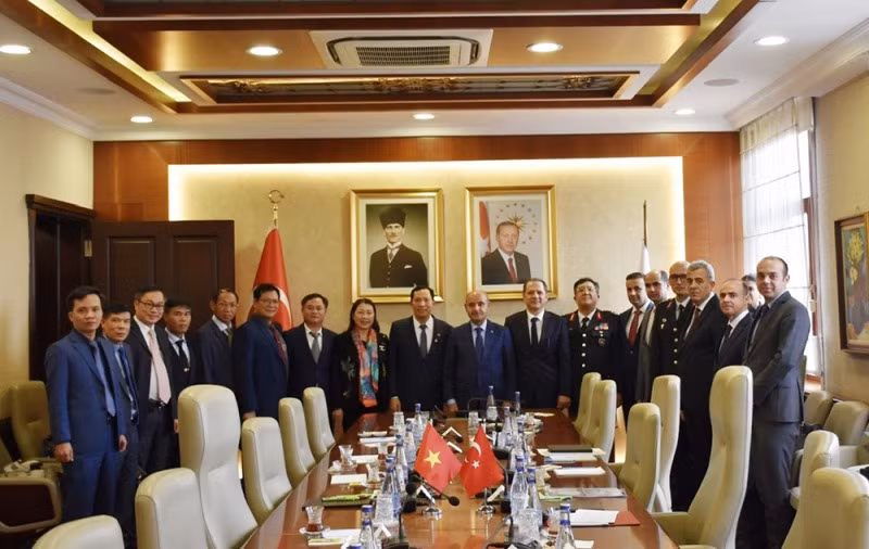 Deputy Minister Le Van Tuyen and Deputy Minister Mehmet Aktas have talks on security cooperation -0