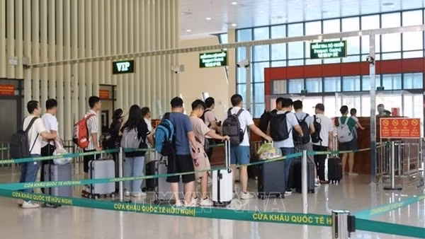 Border defence forces of Vietnamese, Chinese provinces hold joint patrol ảnh 2