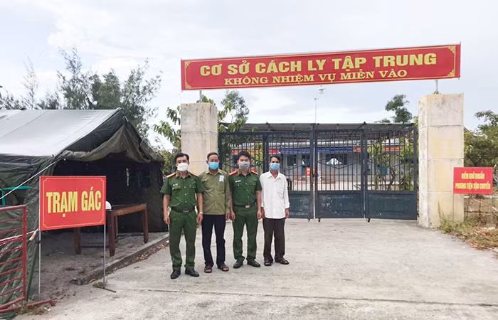 Communal police join hand to control COVID-19 in Thua Thien Hue -0