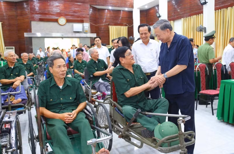 President To Lam visits war invalids in Thuan Thanh -0