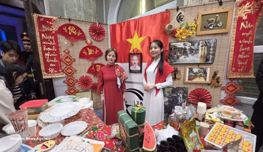 Vietnamese students shine at international cultural festival in Russia -0