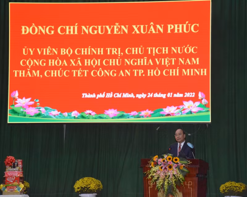 State President Nguyen Xuan Phuc pays Tet visit to HCMC police -0