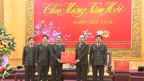 Deputy Minister Tran Quoc To pays Tet visit To Ninh Binh -0