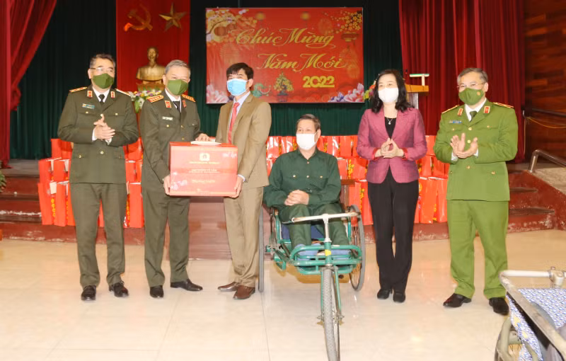 Minister To Lam visits Thuan Thanh War Invalid Nursing Center -0