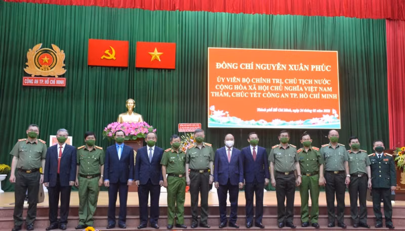 State President Nguyen Xuan Phuc pays Tet visit to HCMC police -0