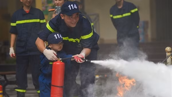 Over 360 students join “A day to act as firefighters” program ảnh 3