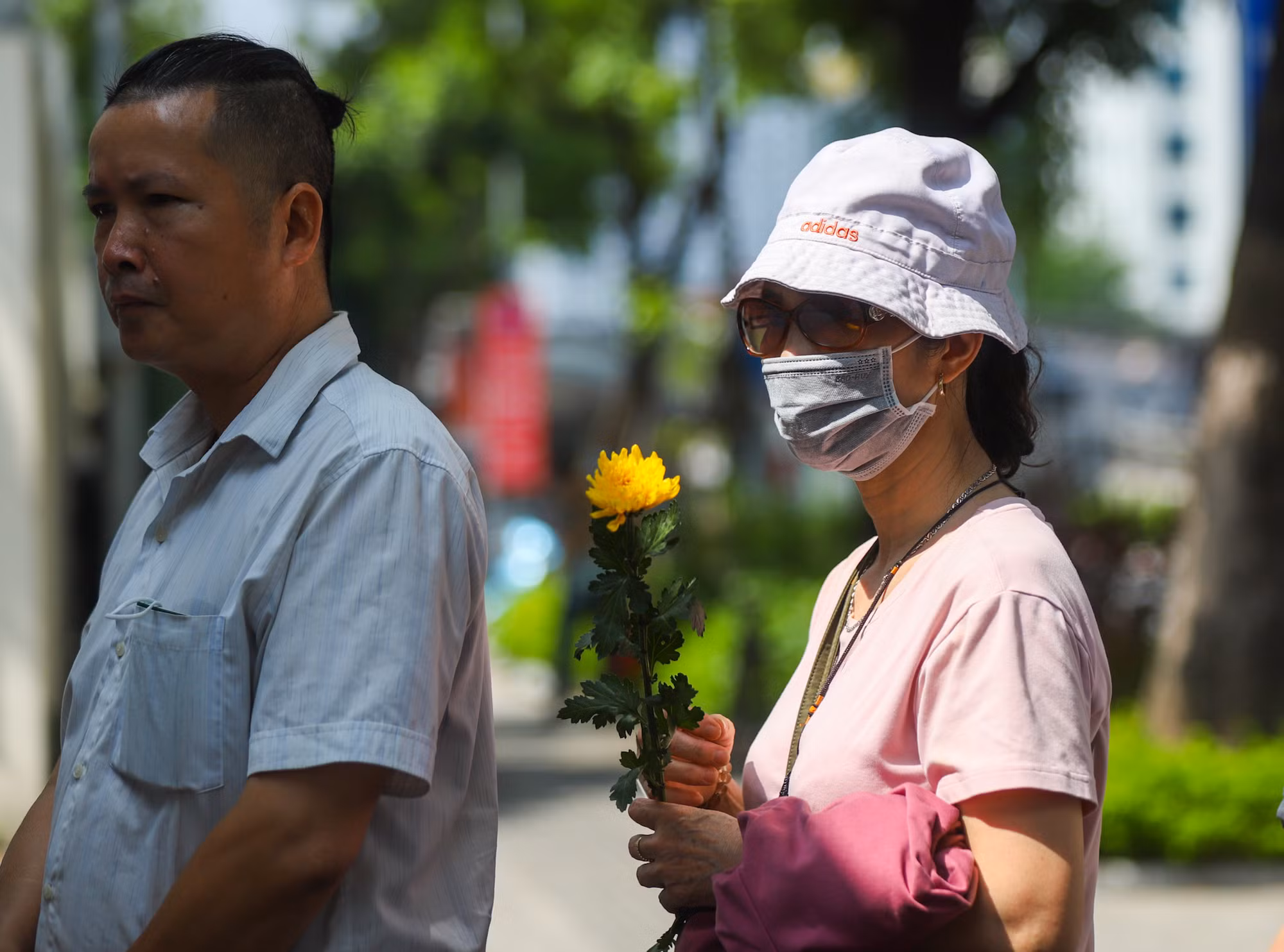 Vietnamese people line up to pay tribute to late Japanese PM Shinzo Abe -2