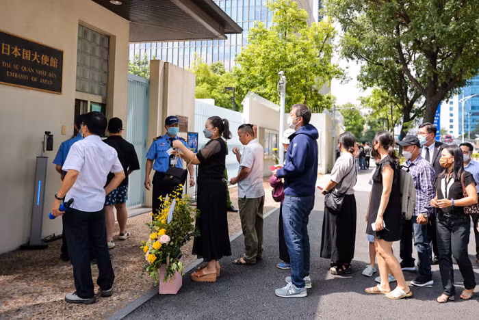 Vietnamese people line up to pay tribute to late Japanese PM Shinzo Abe -0
