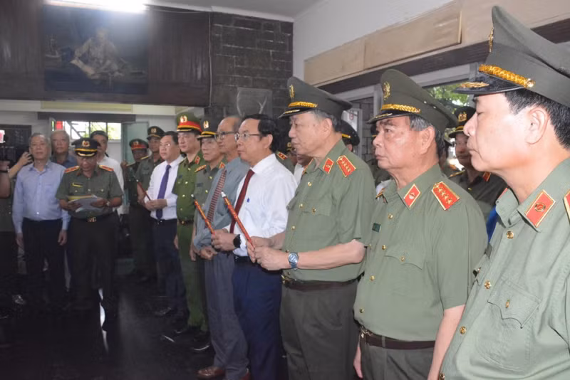 MPS leaders pay tribute to General Mai Chi Tho -0