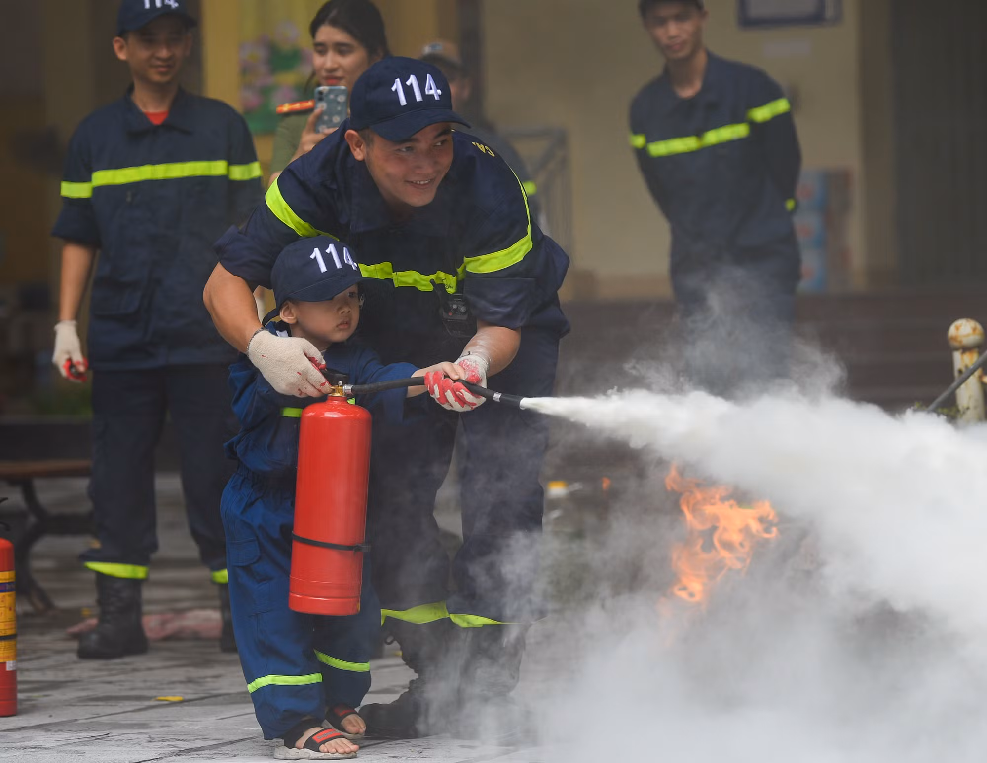 Children in Hanoi transform into little-firefighters -2