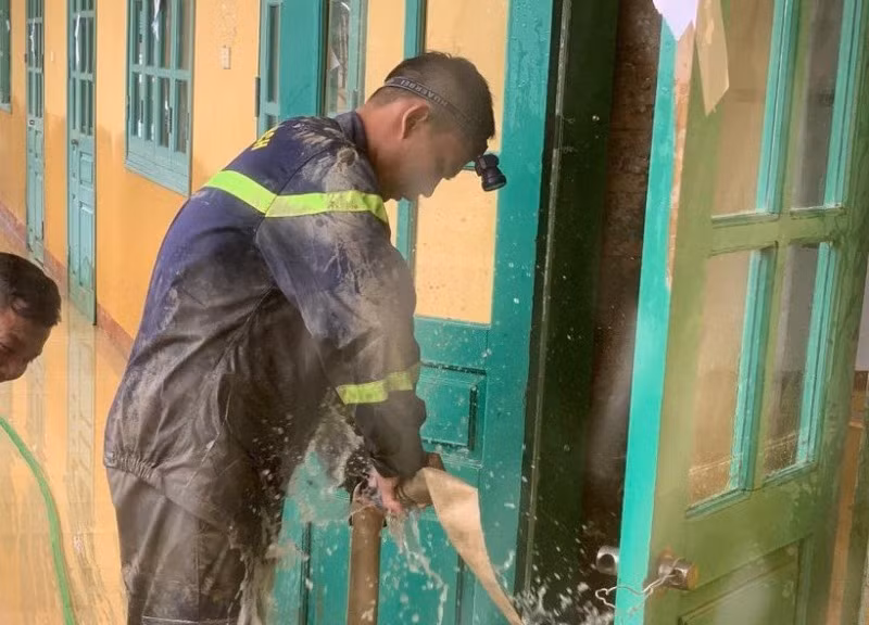 Minister of Public Security commends firefighter for saving more than 100 students -0