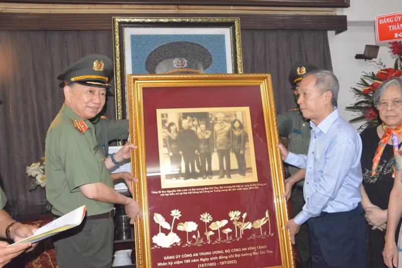 MPS leaders pay tribute to General Mai Chi Tho -0