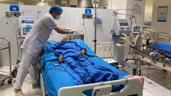 Men hospitalized due to suspected alcohol poisoning ảnh 3