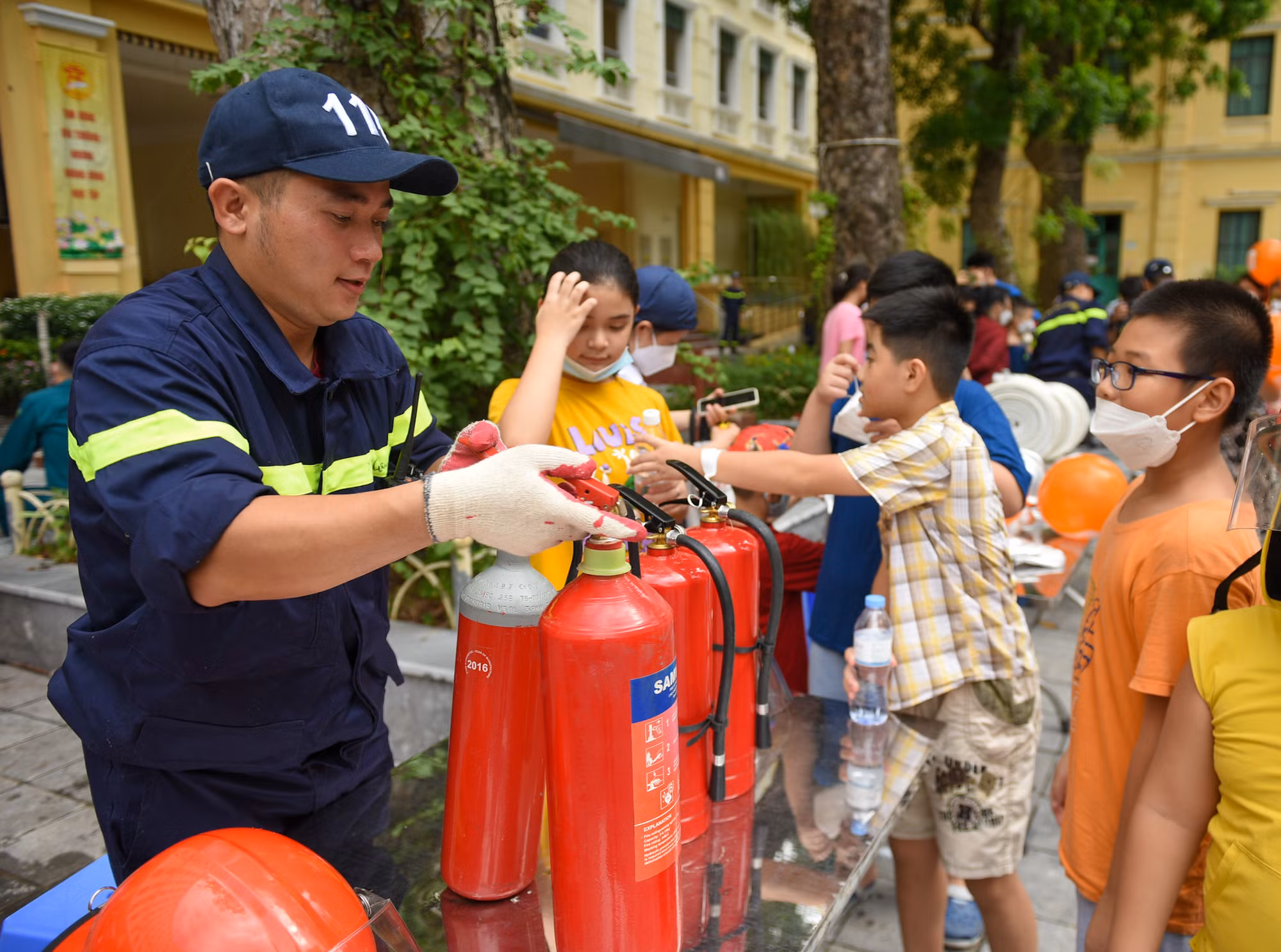 Children in Hanoi transform into little-firefighters -1