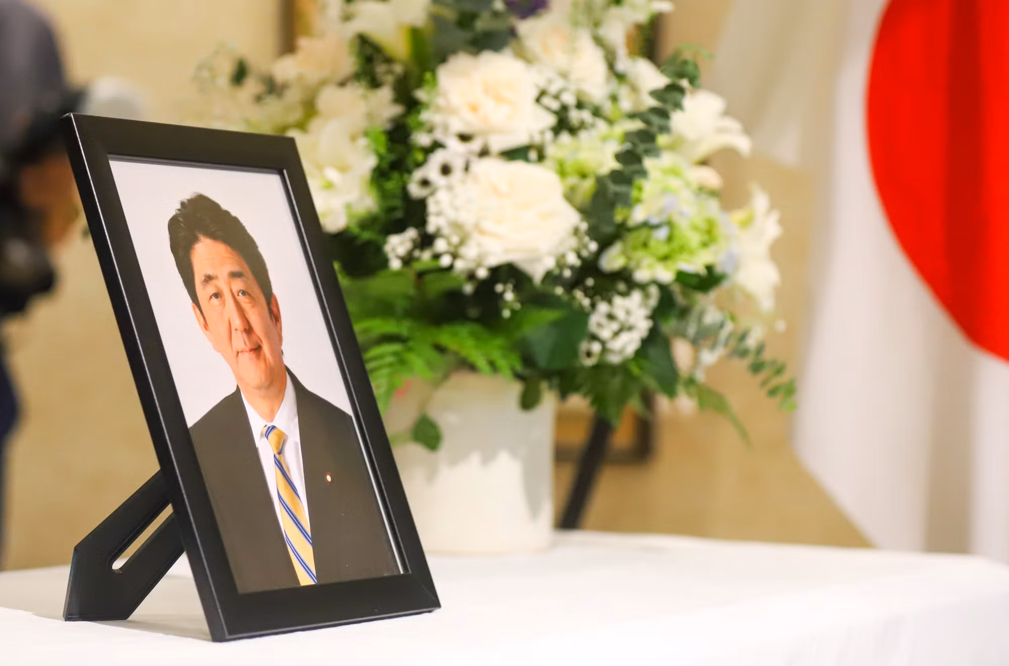 Vietnamese people line up to pay tribute to late Japanese PM Shinzo Abe -0
