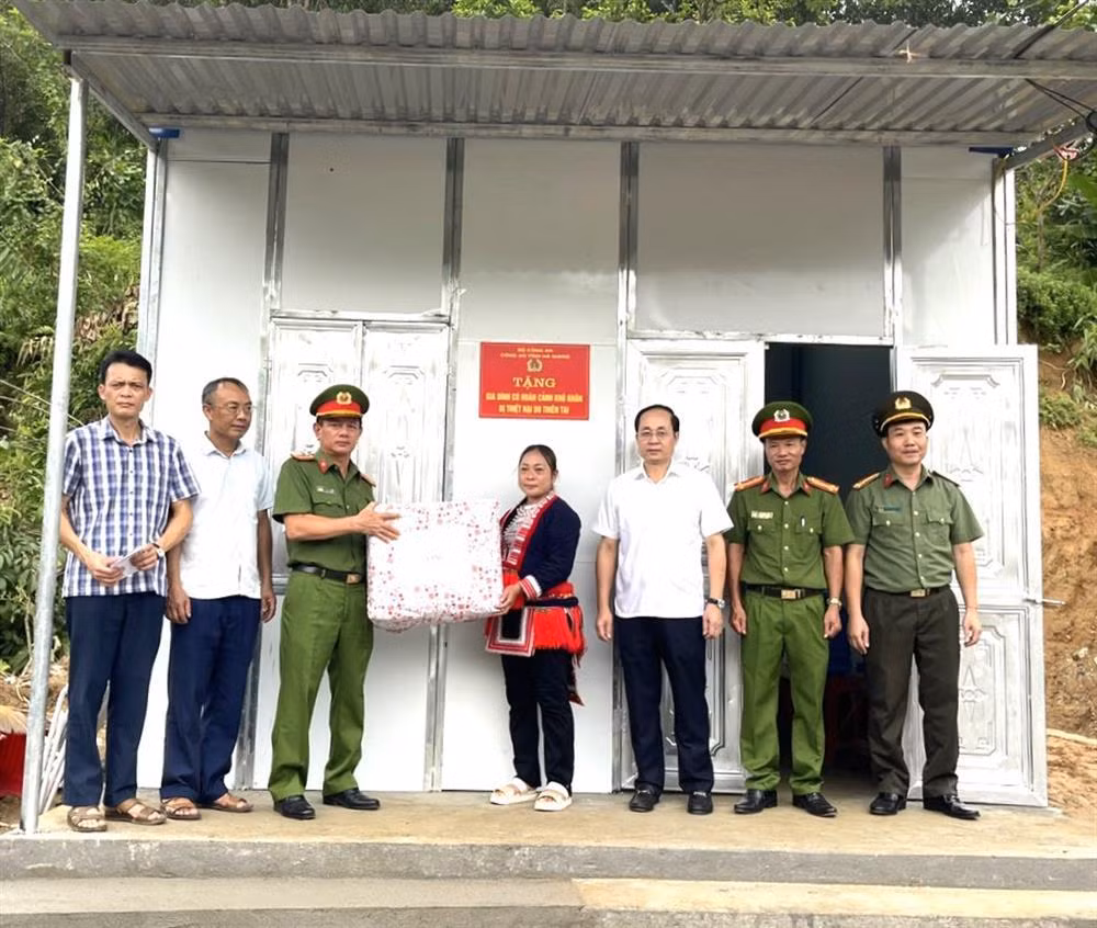 Ha Giang police build new home for people affected by natural disaster -0