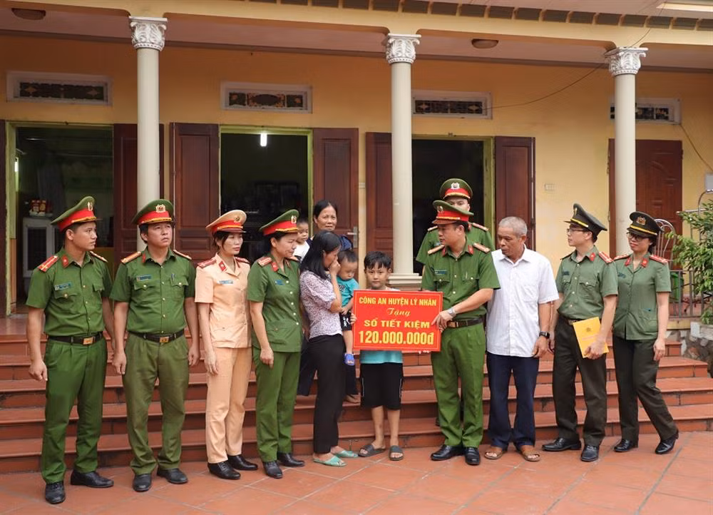 Ha Nam police present passbook to deceased police officer’s children -0