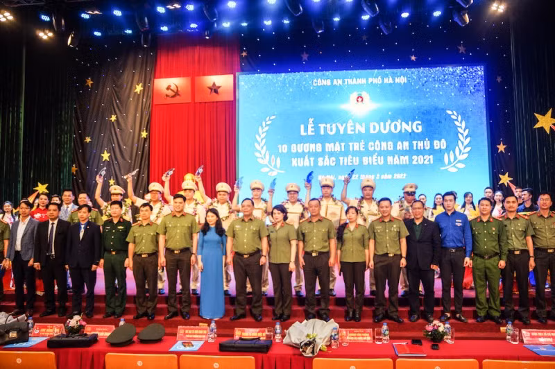 Typical young officers of the Hanoi Municipal Police honored -0