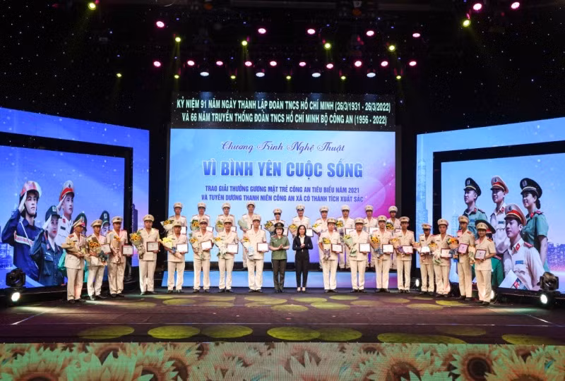 MPS honors outstanding youths and communal police officers - 1