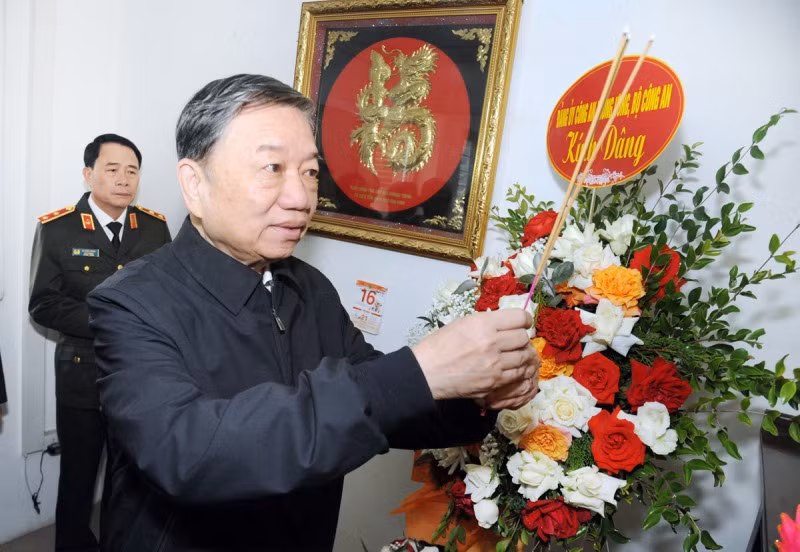 Minister To Lam visits family of late Deputy Minister Nguyen Minh Tien -0