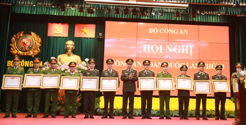 Units and oficers with outstanding achievements at work honored -0