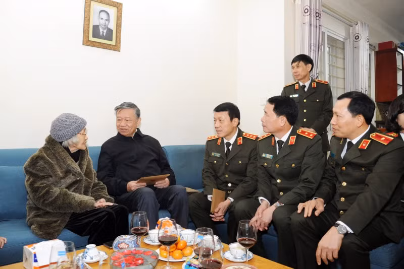 Minister To Lam visits family of late Deputy Minister Nguyen Minh Tien -0