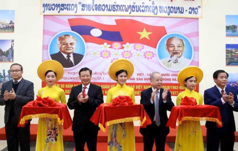 Exhibition highlights Vietnam - Laos diplomatic ties -0